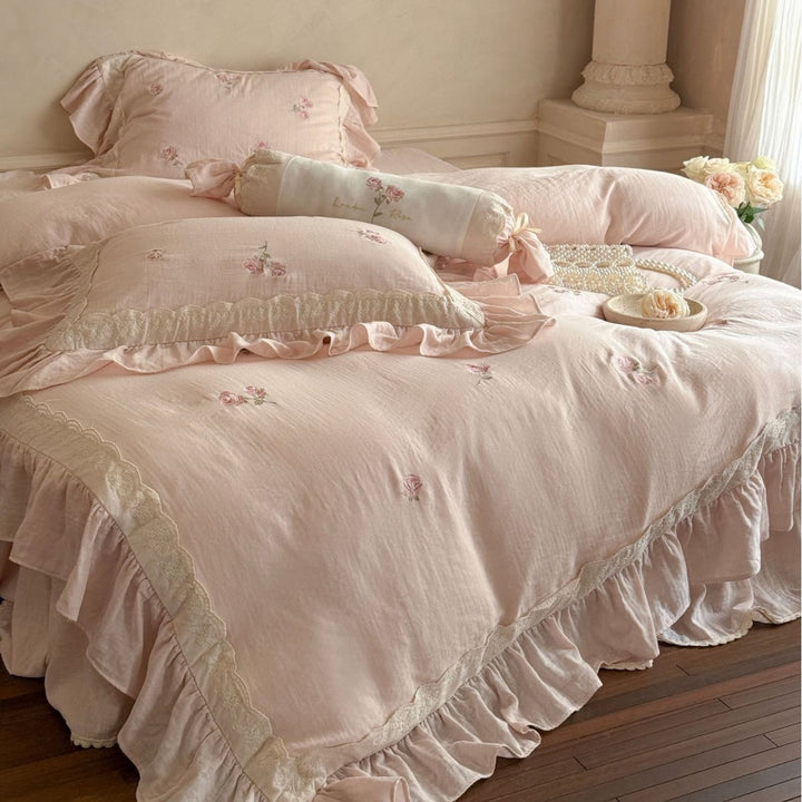 Bedding set with romantic ruffle trim and rose embroidery Bowlift