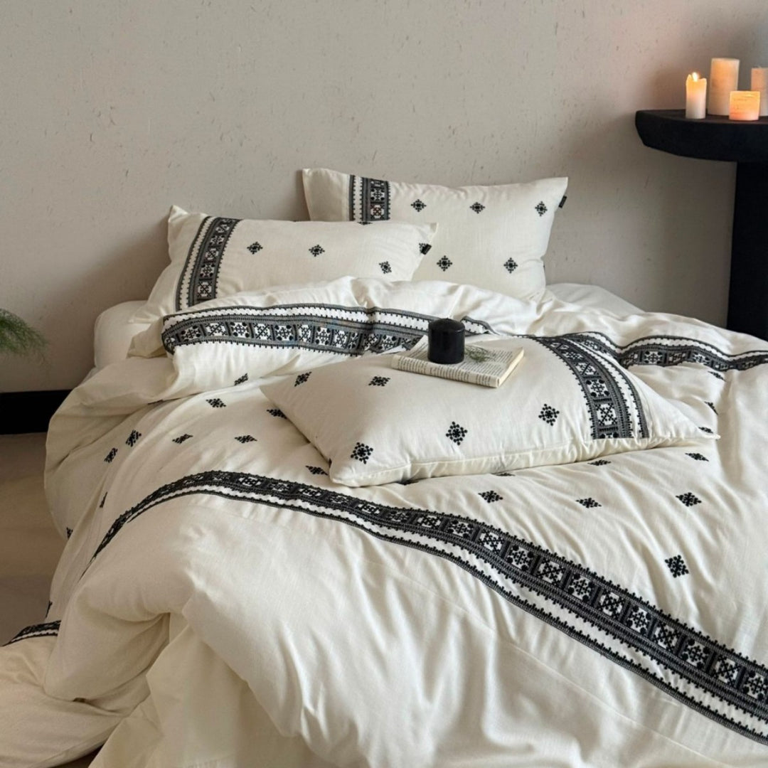 Embroidered cotton bedding set with ethnic border