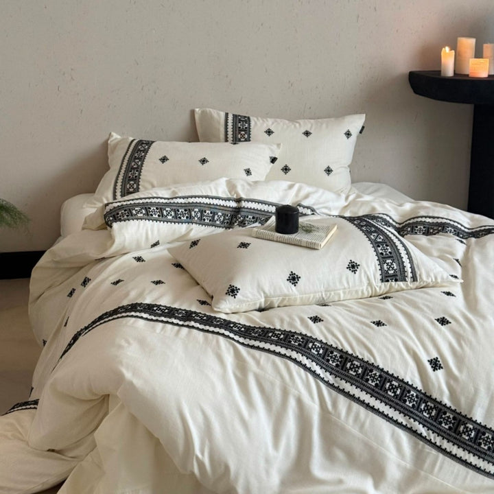 Embroidered cotton bedding set with ethnic border