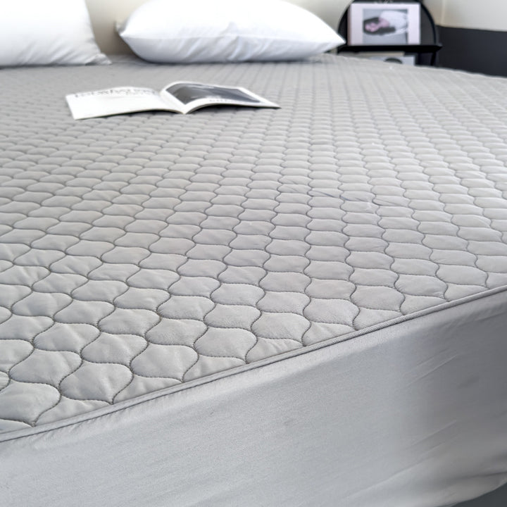 Quilted mattress protector with elastic all around and waterproof breathable protective cover