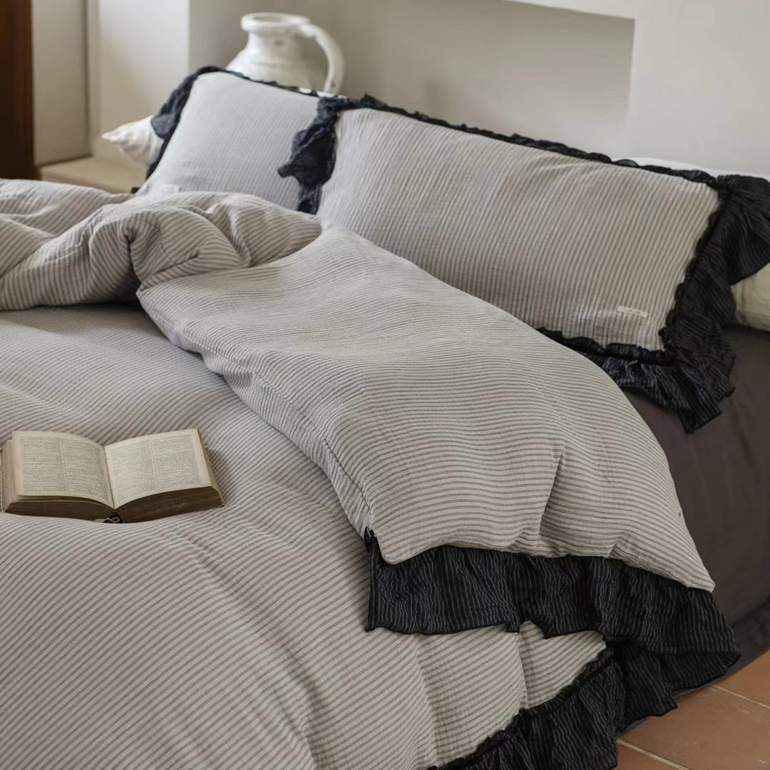 Bedding set with fine striped structure and contrasting ruffled edge