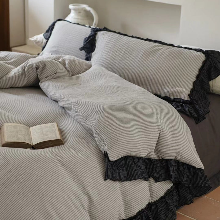 Bedding set with fine striped structure and contrasting ruffled edge