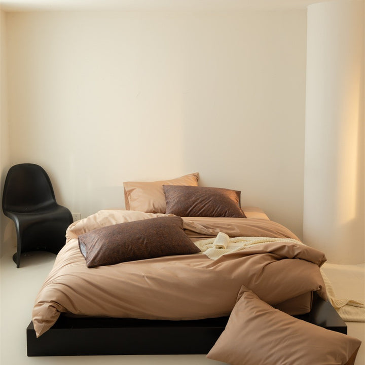 Bedding set made of cotton percale with smooth hotel closure and decorative pillowcases