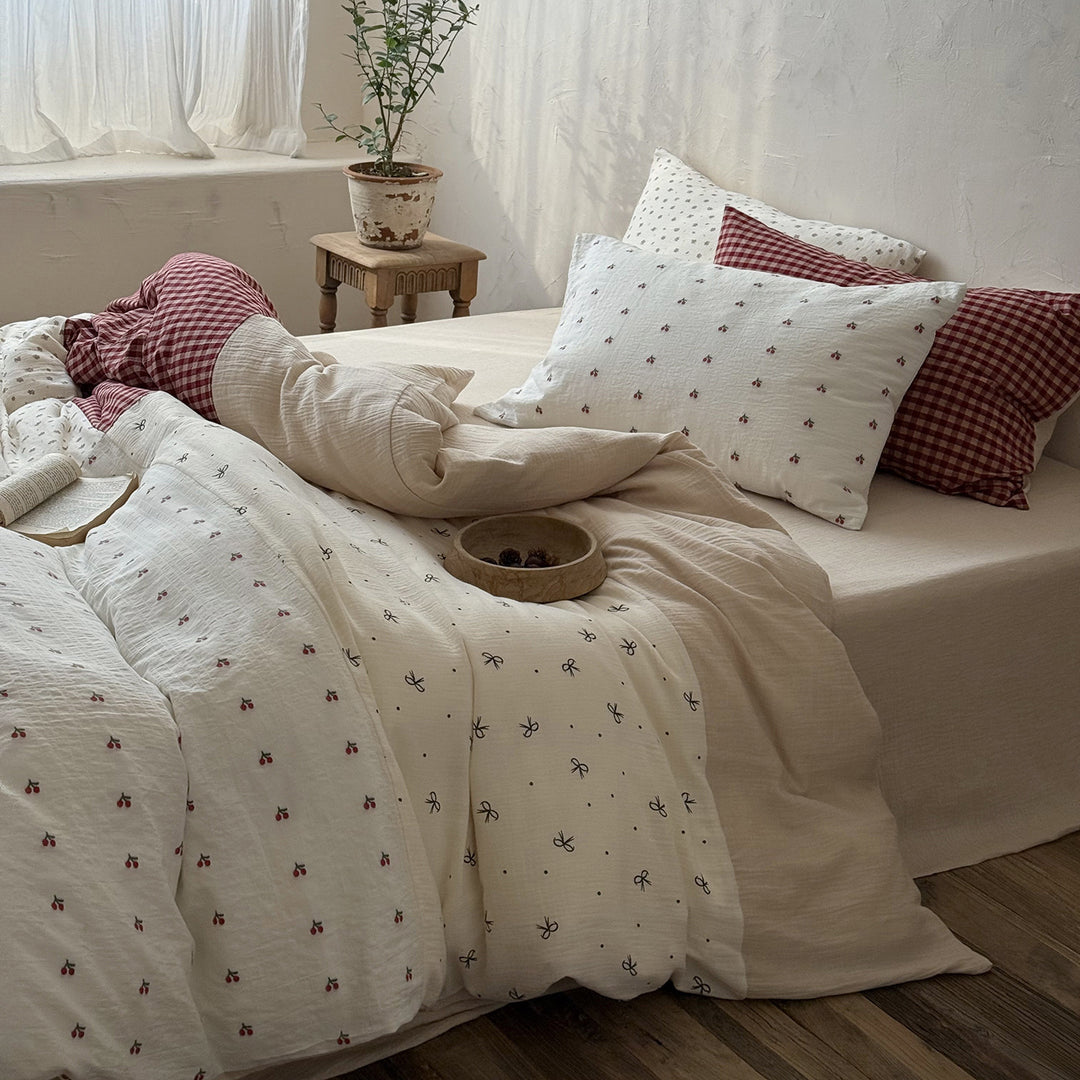 Reversible cotton muslin bedding set with check pattern and delicate floral print