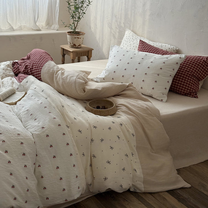 Reversible cotton muslin bedding set with check pattern and delicate floral print