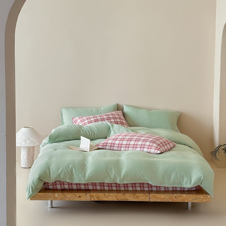 Bedding set in mixed design made of soft cotton with reversible pillow and checkered base