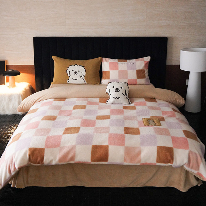 Plush Checkered Fuvet Cover Set with Decorative Dog Appliqué