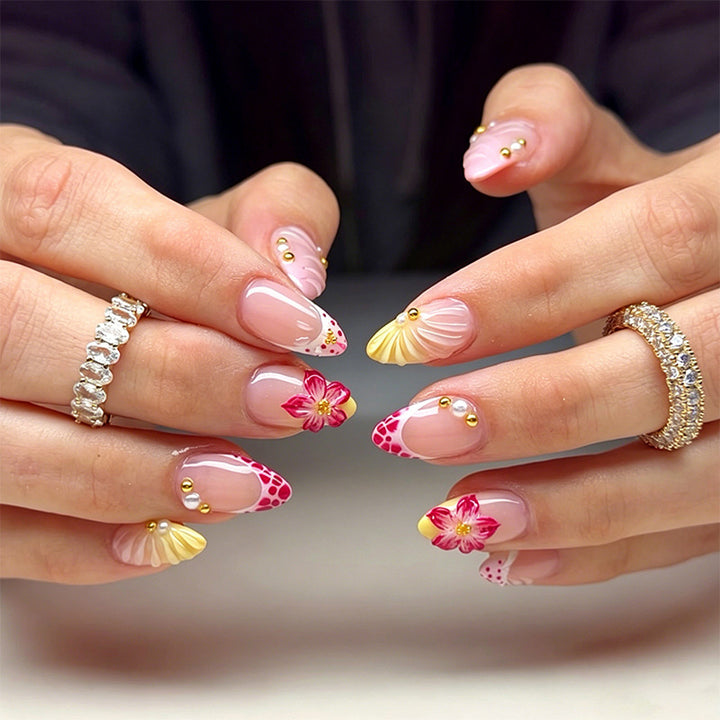 Nail art set with fine flower details Bowlift