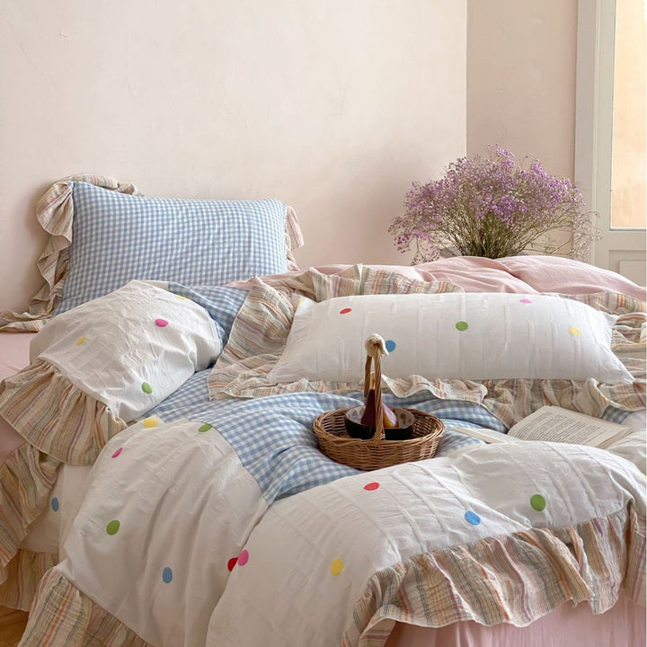 Bedding set with ruffle, Vichy pillow and colorful dots