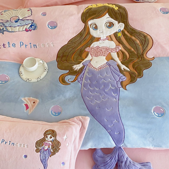 Children's bedding set with 3D mermaid design and plush elements