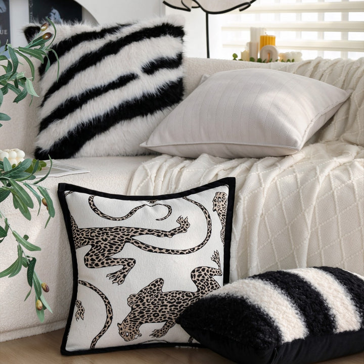 Decorative pillow with luxurious plush knit