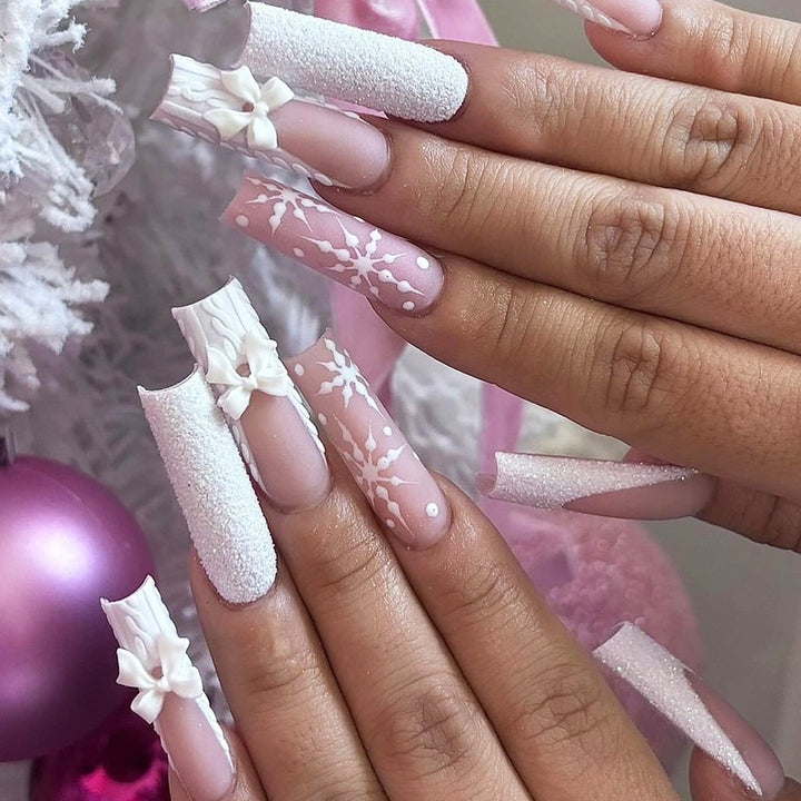 Artificial nail set with festive winter theme Bowlift