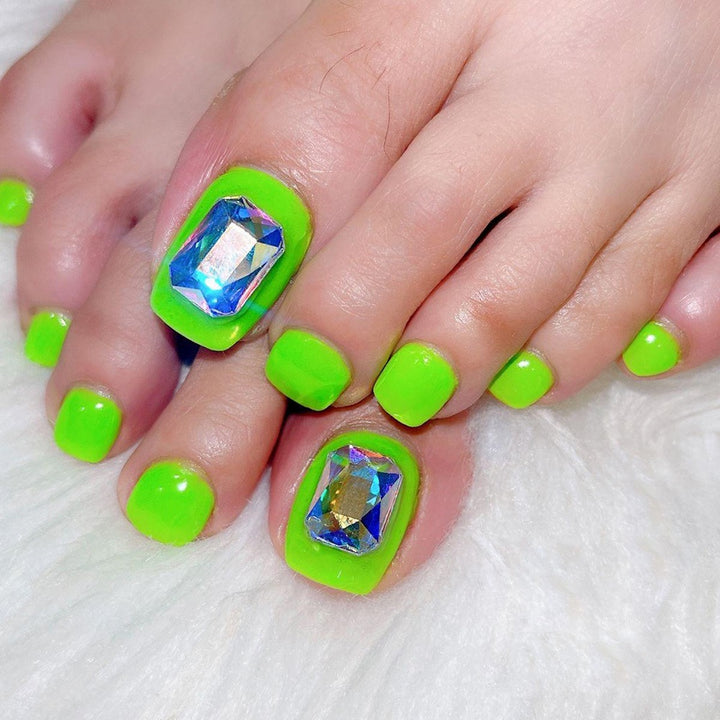 Toenails with glittering 3D applications Bowlift