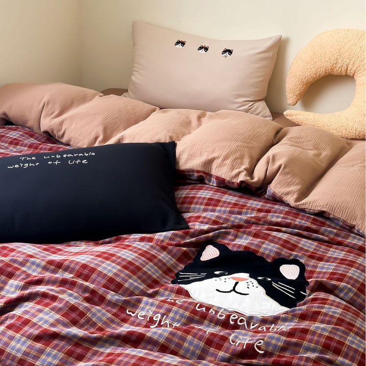 Bedding set with checkered pattern, plush bear appliqué and cozy cotton blend
