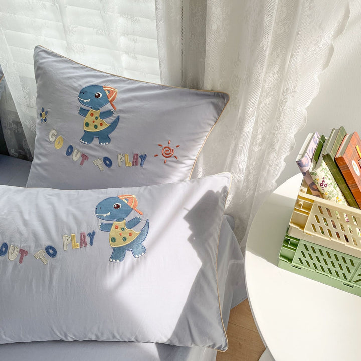 Children's bedding set with embroidered dinosaur and car appliqués Bowlift