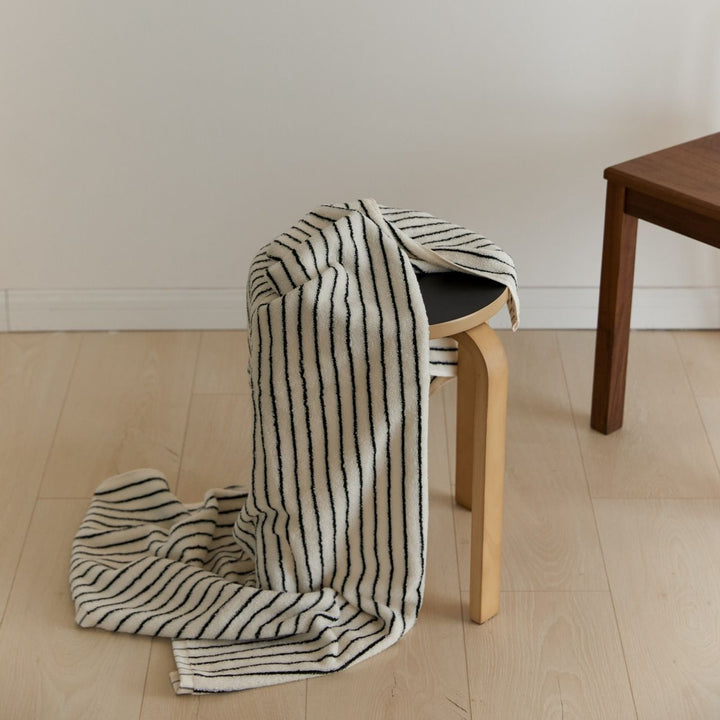 Generous terry bath towel with fine longitudinal stripe structure