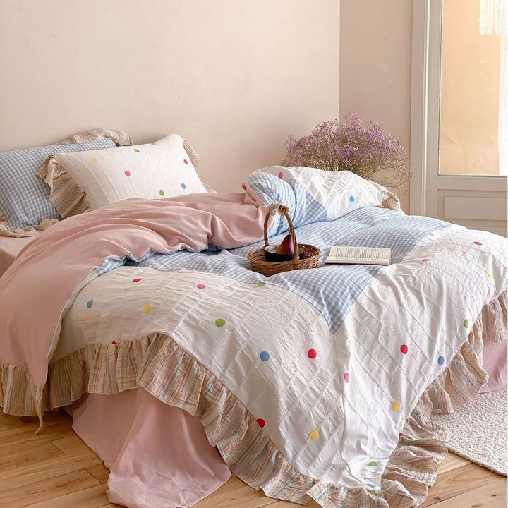 Bedding set with ruffle, Vichy pillow and colorful dots