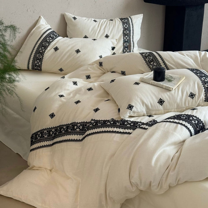 Embroidered cotton bedding set with ethnic border