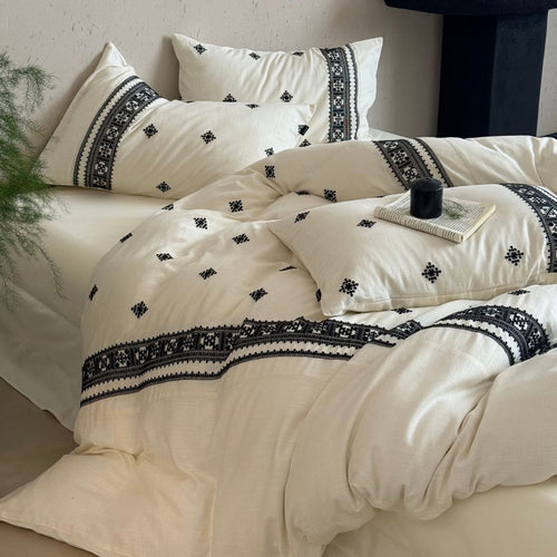 Embroidered cotton bedding set with ethnic border