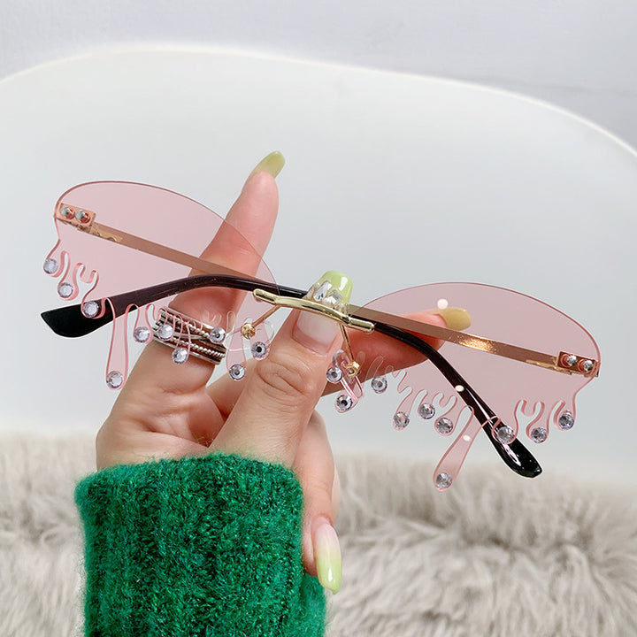 Ladies striking sunglasses in fluid design Bowlift