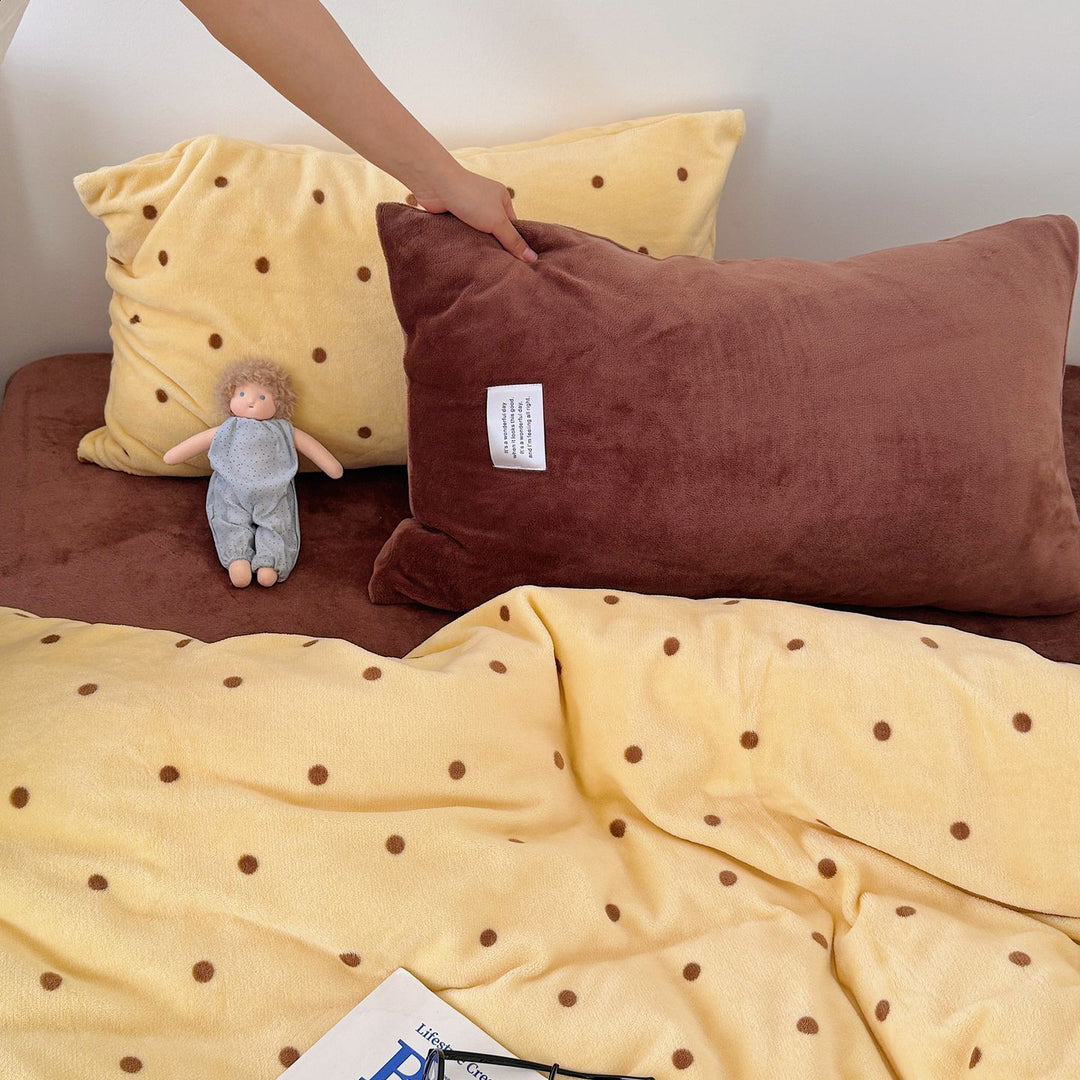 Plush Polka Dot Flannel Fleece Comforter Set with Pillowcases