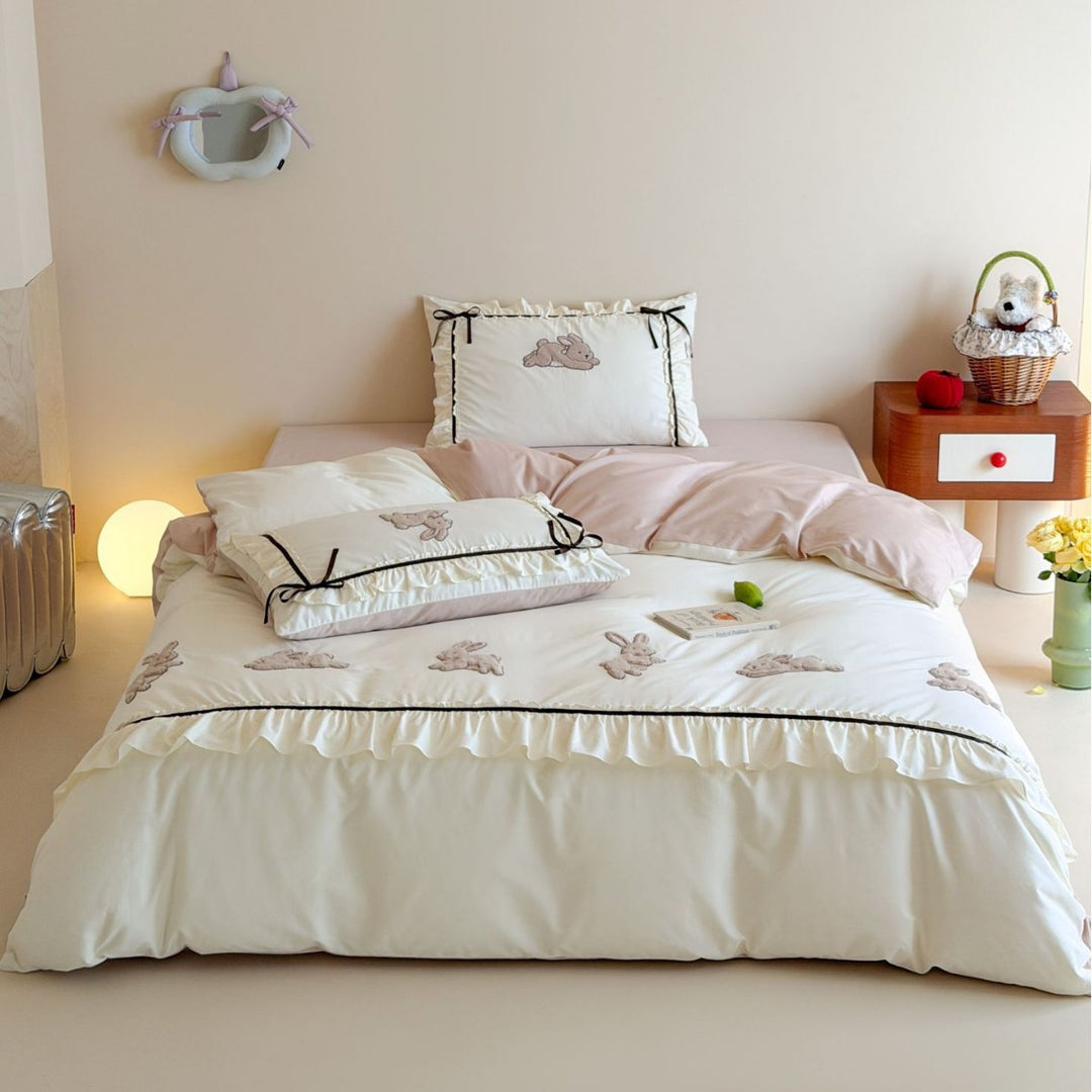 Bedding set with appliquéd cuddly rabbits, ruffle edge and soft cotton blend