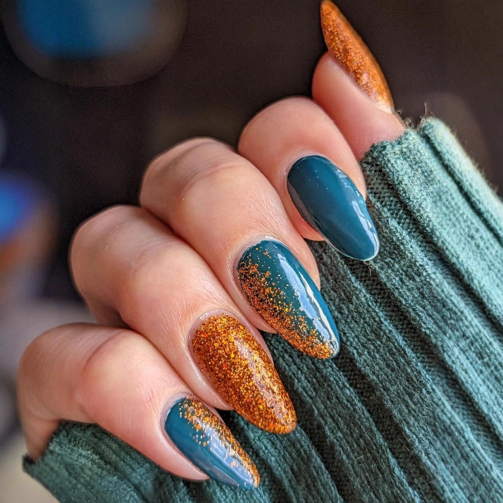 Glamorous artificial nails with sparkling accents Bowlift