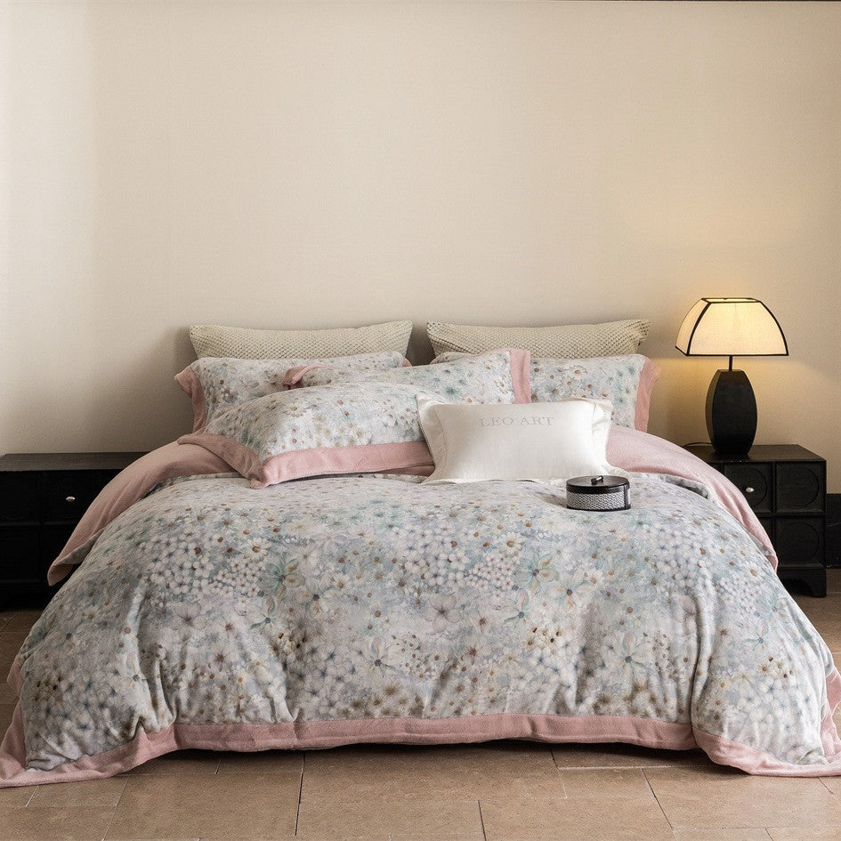 Luxurious reversible bedding set with velvety edging and abstract Ikat pattern
