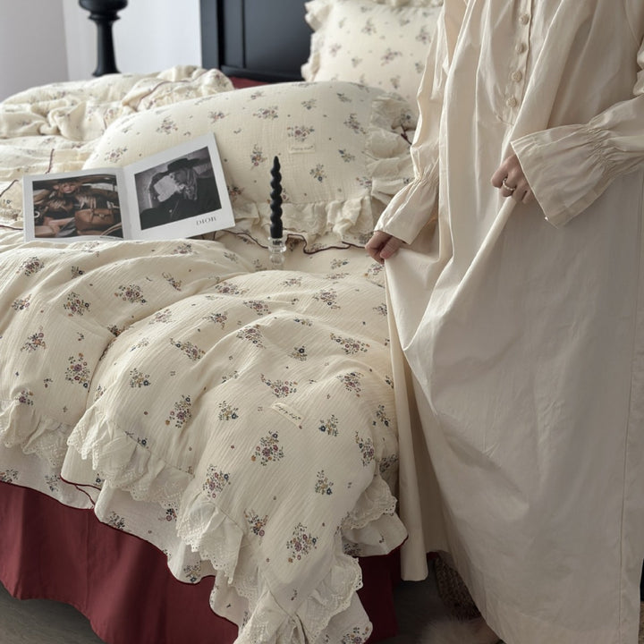 Romantic cotton bed linen set with frills and lace trim