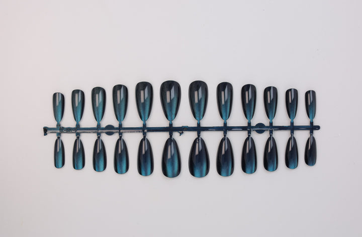Artificial nail set with shimmering designs Bowlift