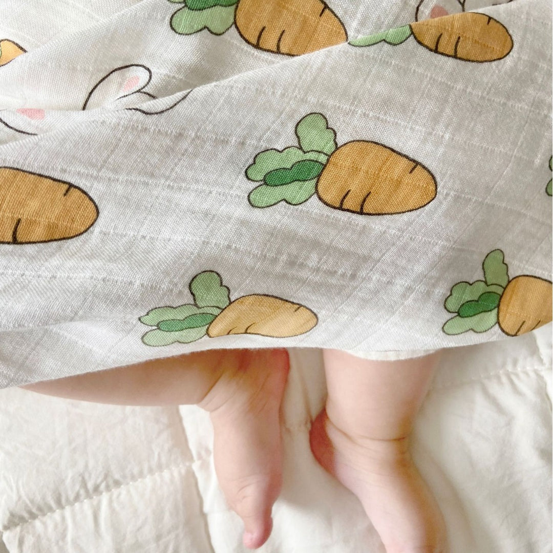 Muslin baby bedding and cuddly cloth set with teddy print