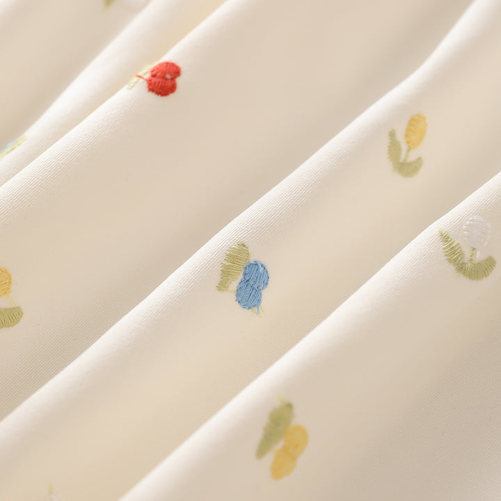 Tablecloth with embroidered mini flower pattern and ruffled edge Bowlift