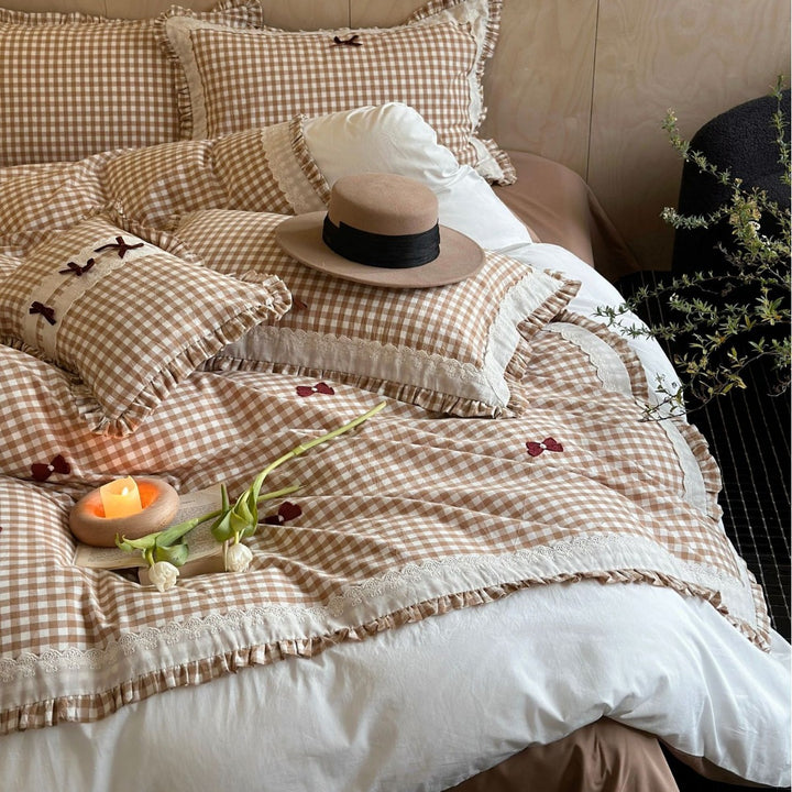 Checked bedding set in Vichy check with ruffles and lace edge