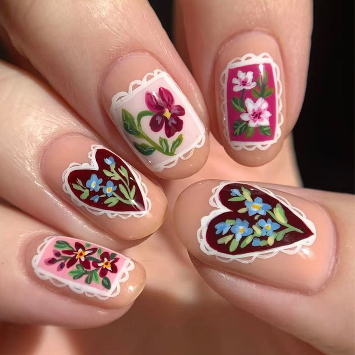 Artificial nail set with floral designs and romantic details Bowlift