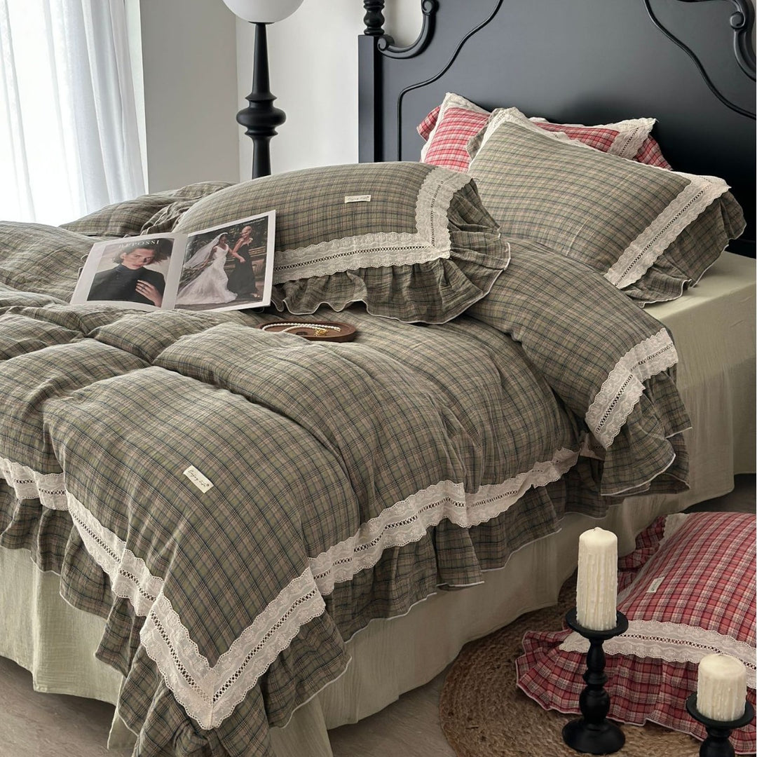 Checked cotton duvet cover set with lace border and frill