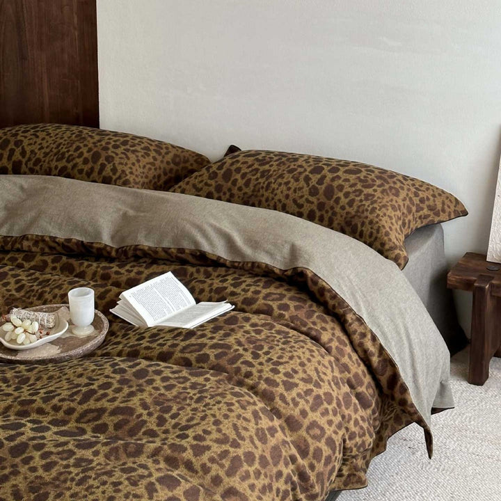 Reversible bedding set with natural leopard print