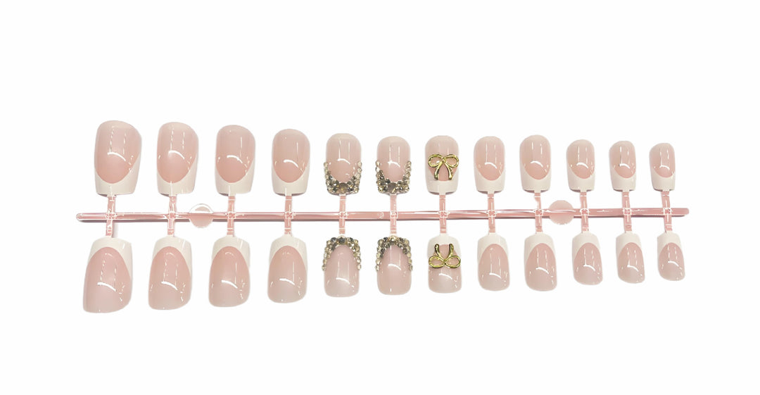 Artificial nail set with elegant gold embellishments Bowlift