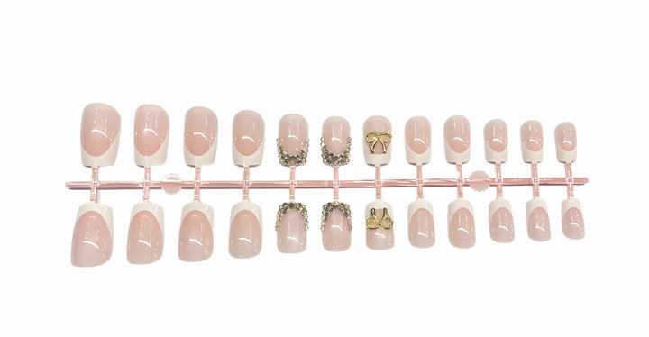 Artificial nail set with elegant gold embellishments Bowlift