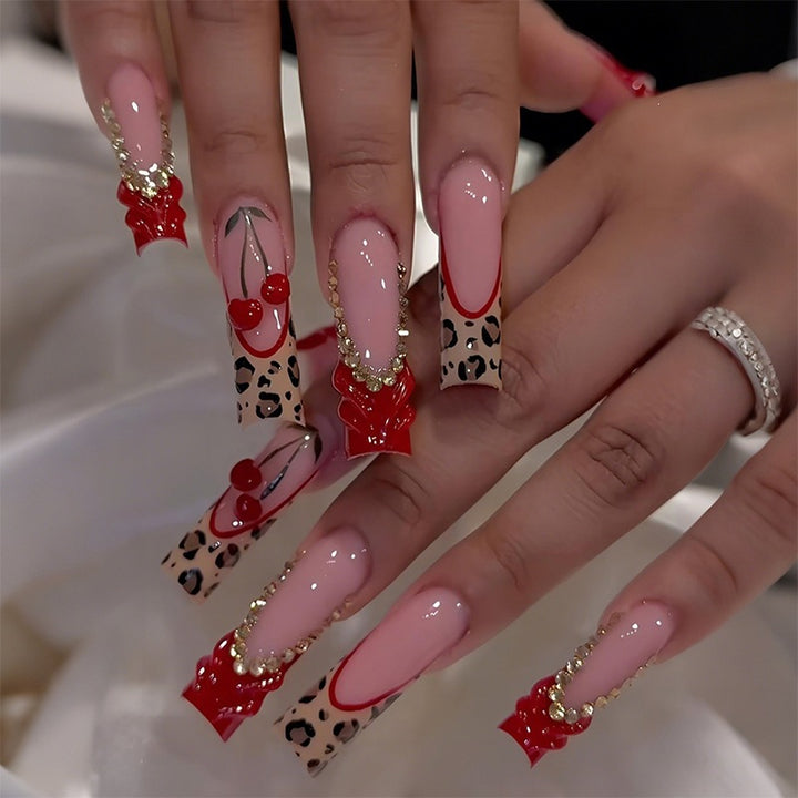 Artificial nail set with creative leopard pattern and sparkling accents Bowlift