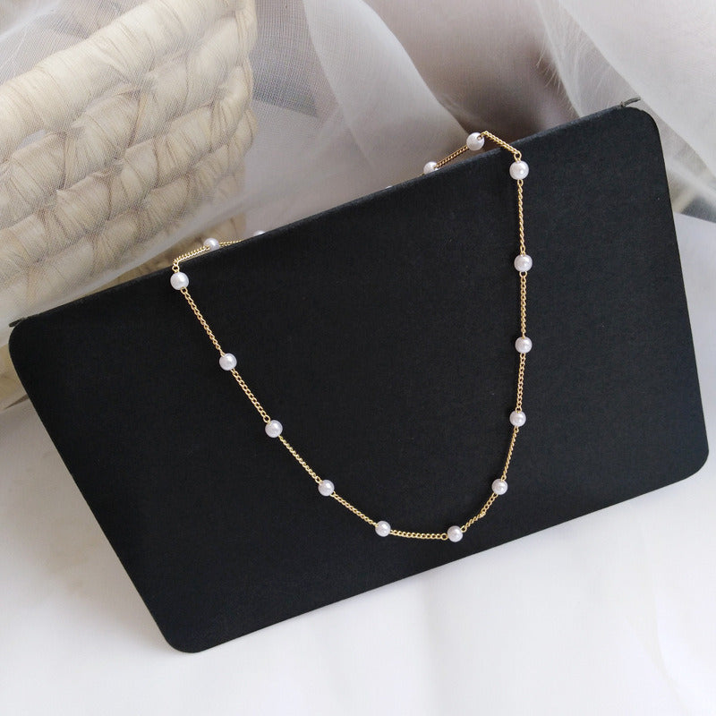 Delicate Pearl Necklace with Fine Gold Stand Bowlift