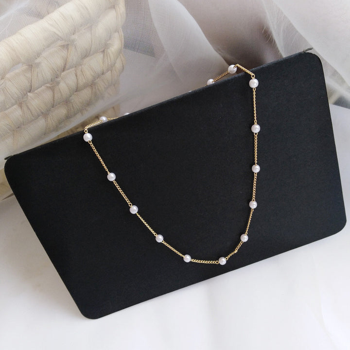 Delicate Pearl Necklace with Fine Gold Stand Bowlift