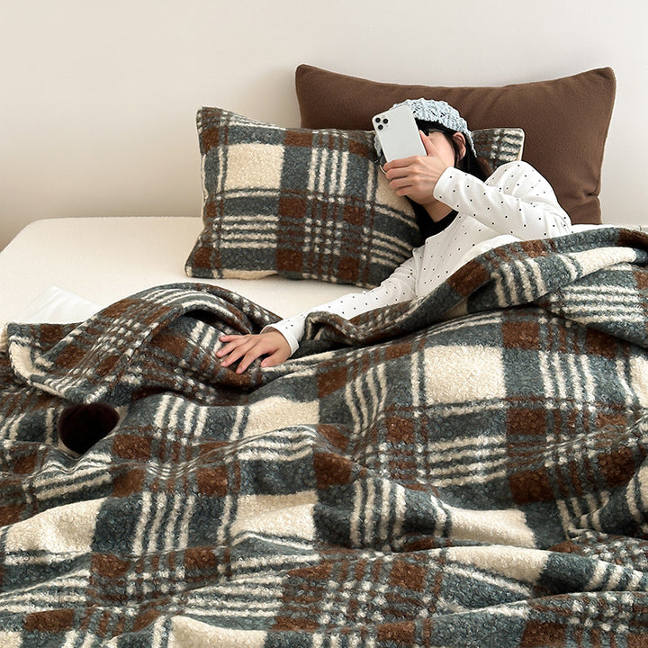 Cuddly blanket with checked pattern and pompom decoration Bowlift