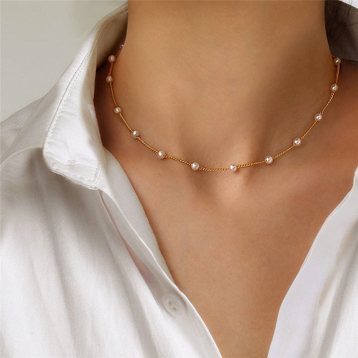 Delicate Pearl Necklace with Fine Gold Stand Bowlift