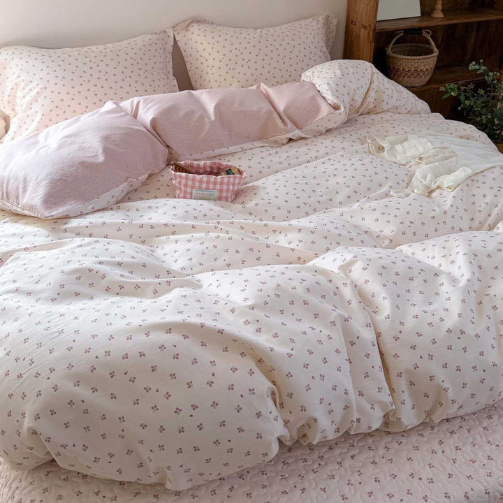 Bedding set made of cotton satin with a delicate micro-flower pattern and hidden hotel closure