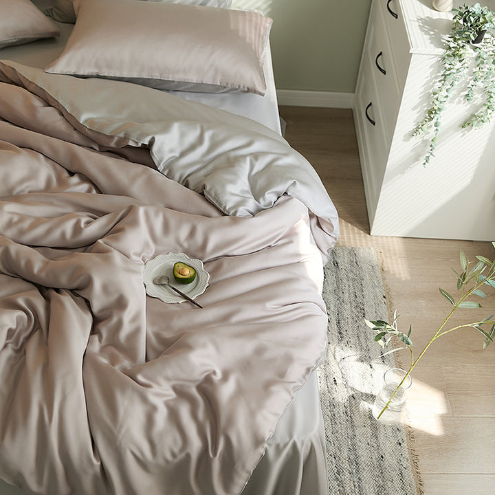 Fine-structured satin bedding set with temperature-regulating fiber and concealed zipper