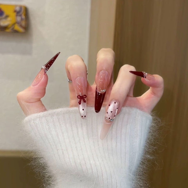 Stylish designed artificial nails with elegant accents