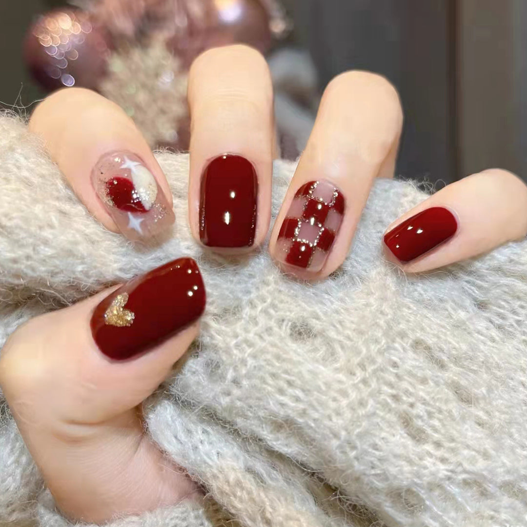 Artificial nails with luxurious designs and glitter coatings Bowlift