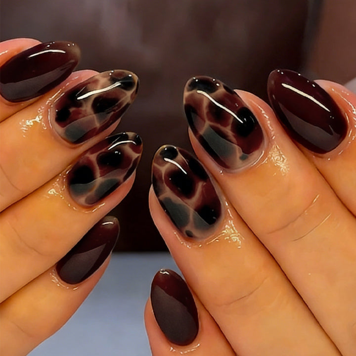 Nail set with elegant, modern leopard pattern Bowlift