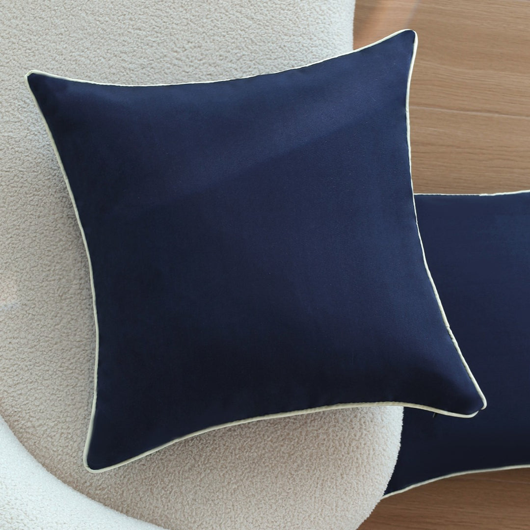 Square cushion cover with contrasting piping and microvelours surface Bowlift