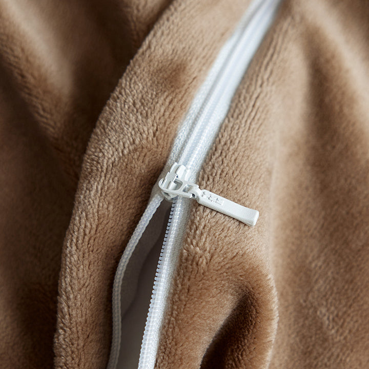 Soft Sherpa bedding with embroidered pastry motifs and cuddly texture